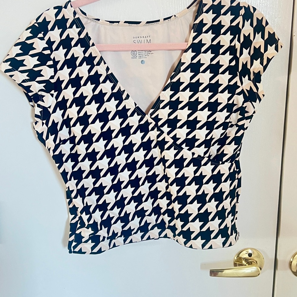 DownEast Black and White Fitted Wrap Blouse
